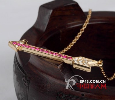 超大号珠宝配饰来袭 让你“招摇一夏”