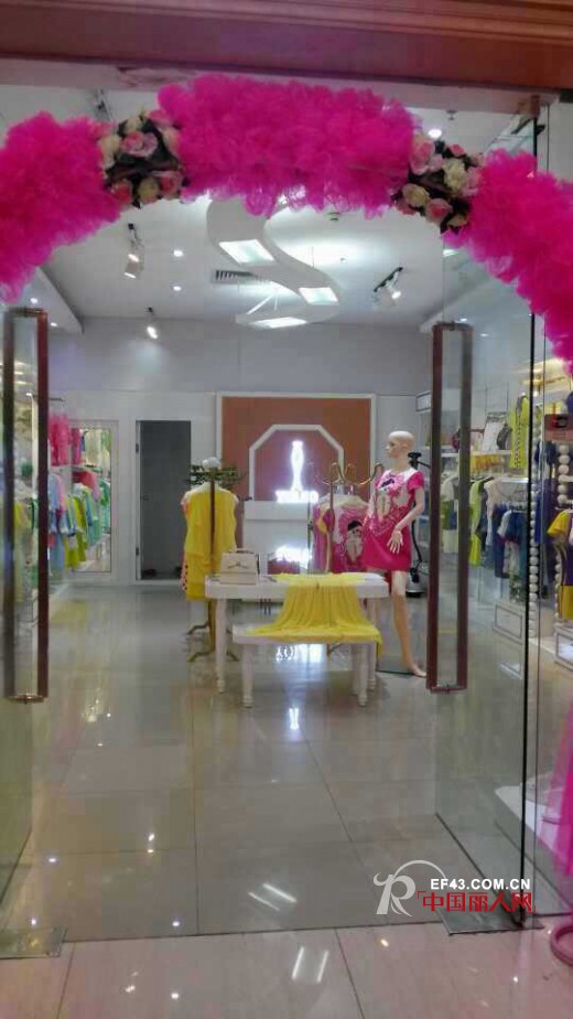 热烈祝贺:依然秀女装东莞塘夏新店隆重开业