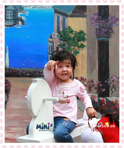 迷你铅笔微信粉丝演艺时尚大片:骑上木马,与阳光一起奔跑