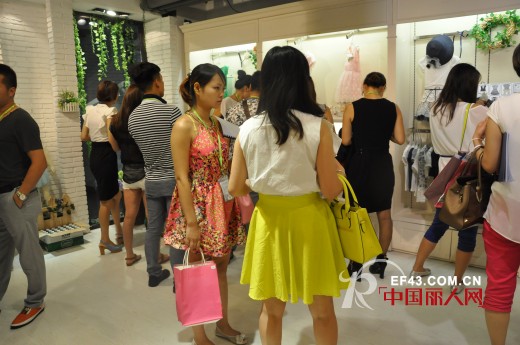 蓝眼精灵2015年春夏新品发布会圆满成功