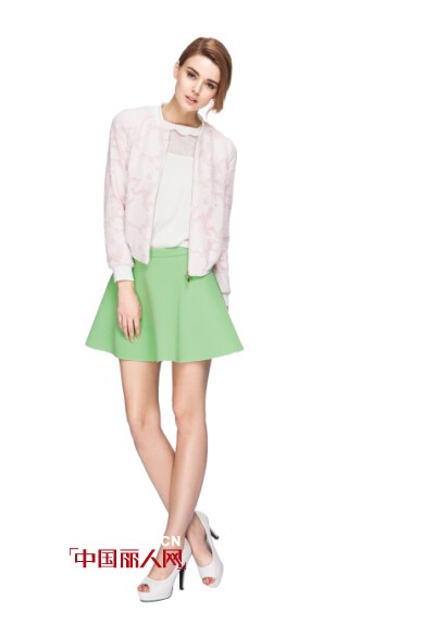 初秋伞裙搭配散发女神气质 小伞裙在秋季怎么搭配