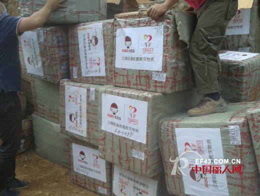 云南救灾:边防武警携志愿者发放ABC救援物资