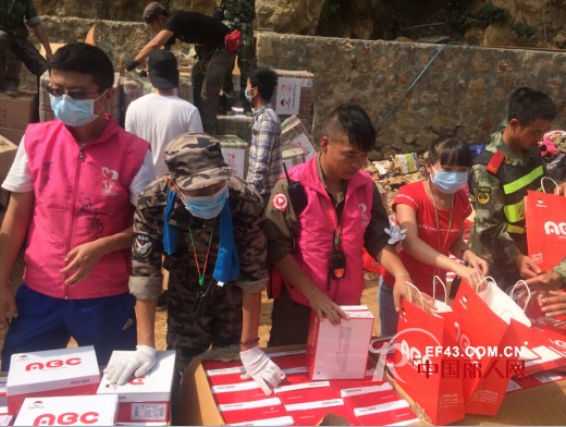 云南救灾:边防武警携志愿者发放ABC救援物资