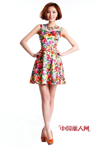 夏末初秋穿什么好  时尚印花连衣裙推荐