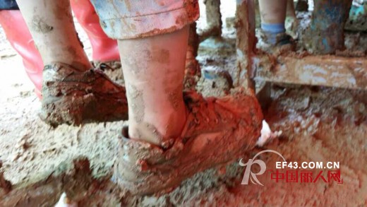 云南救灾:边防武警携志愿者发放ABC救援物资