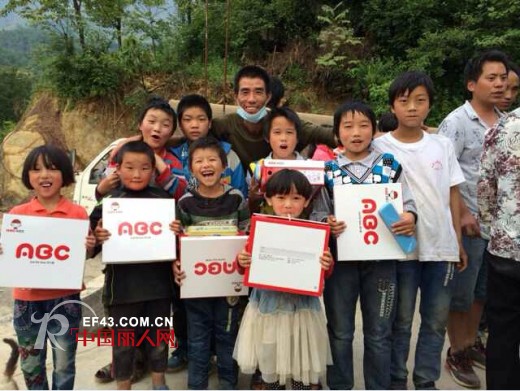 云南救灾:边防武警携志愿者发放ABC救援物资