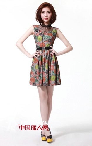 夏末初秋穿什么好  时尚印花连衣裙推荐