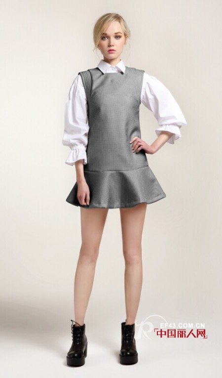 灰色调服装搭配 灰色配什么颜色好看 女生穿灰色好看吗