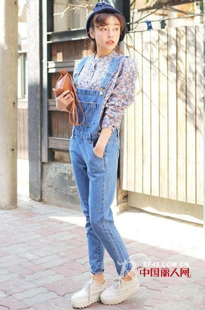 秋天穿什么裤子好看 初秋背带牛仔裤配什么衣服