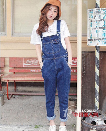 秋天穿什么裤子好看 初秋背带牛仔裤配什么衣服