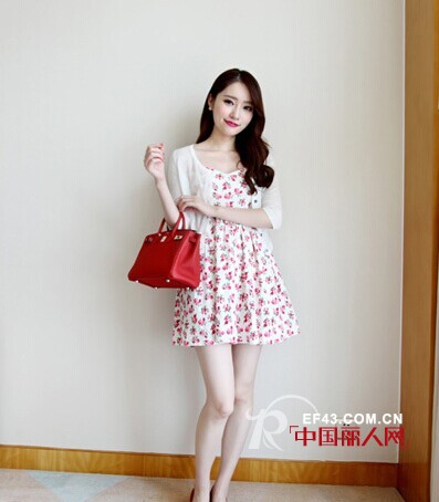 早秋约会怎么搭配才更好看?  针织开衫+连衣裙甜美制胜