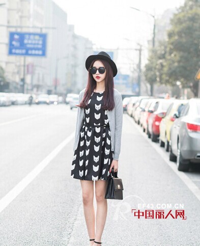 早秋约会怎么搭配才更好看?  针织开衫+连衣裙甜美制胜