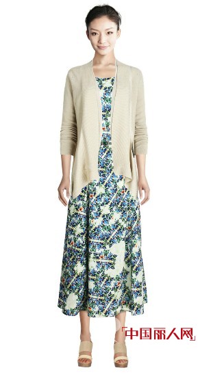 连衣裙适合搭配什么样的外套 不规则衣摆开衫外套搭配