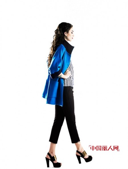 宝蓝色外套配什么颜色好看 宝蓝色颜色适合多大年纪穿