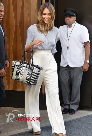 换季怎么穿 女性换季着装搭配 欧美女星穿搭