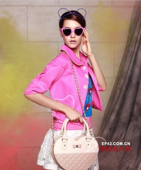 白色雪纺裙搭配什么外套好看 枚红色短款外套搭配