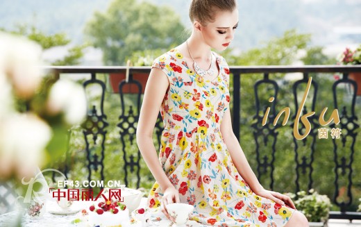 夏末应该穿什么  镂空上衣搭配什么裤装  碎花连衣裙好看吗