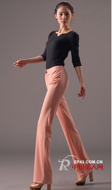 粉色西装直筒裤搭配黑色针织衫好看吗？黑白条纹衬衫搭配白色高腰直筒裤