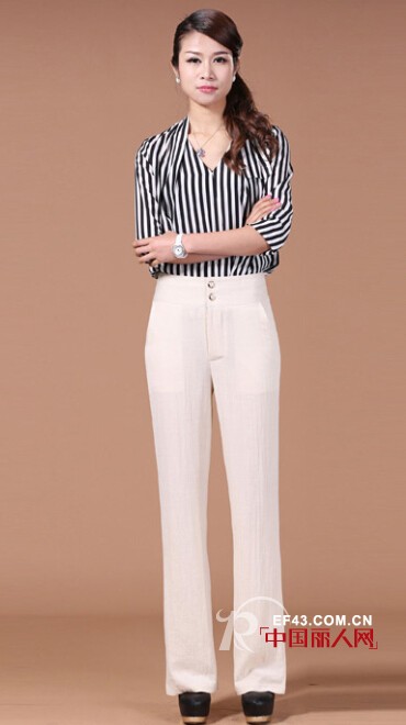 粉色西装直筒裤搭配黑色针织衫好看吗?黑白条纹衬衫搭配白色高腰直筒裤
