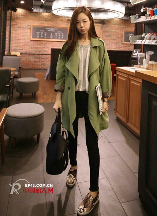 墨绿色风衣外套搭配  初秋墨绿色外套搭配