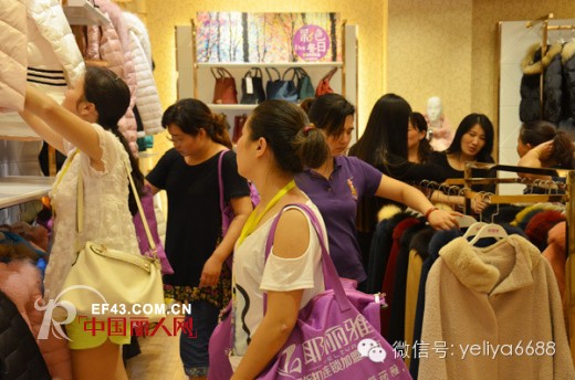 耶丽雅秋冬服饰发布会抢货现场火爆