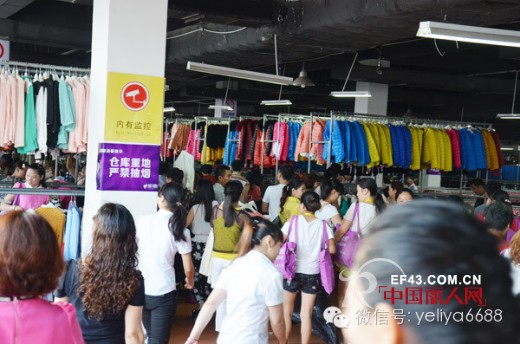 耶丽雅秋冬服饰发布会抢货现场火爆