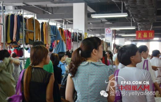 耶丽雅秋冬服饰发布会抢货现场火爆