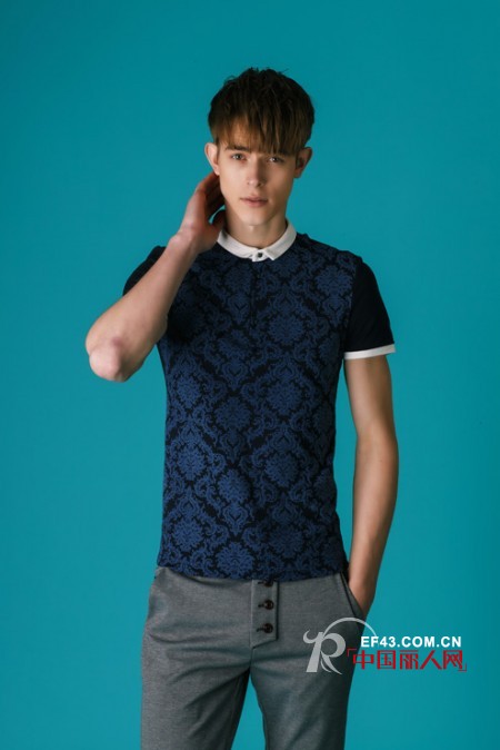 复古印花男t恤怎么搭配 酒红色t恤衫流行款式