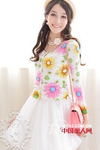 长袖印花雪纺衫搭配小短裙 花朵修身长袖开衫LOOK