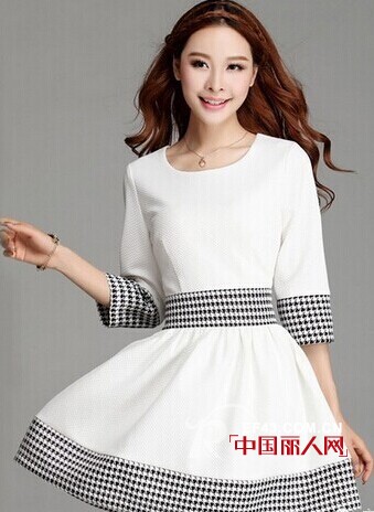 圆领收腰气质连衣裙气质款 经典黑白色服装搭配