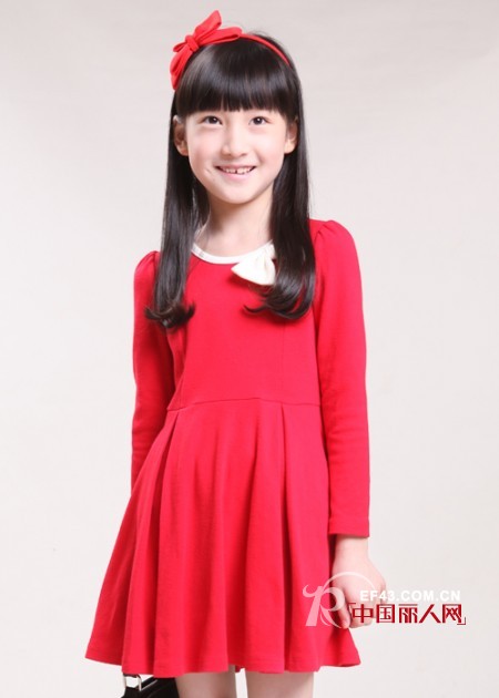 《爱情回来了》里面小影的扮演者 张煜雯代言笛莎童装秋冬新款图片