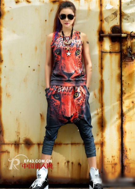 秋季街头潮人穿搭 休闲套装搭配