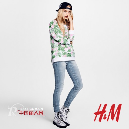 牛仔裤在秋季搭配什么上衣比较的好看  牛仔裤搭配技巧