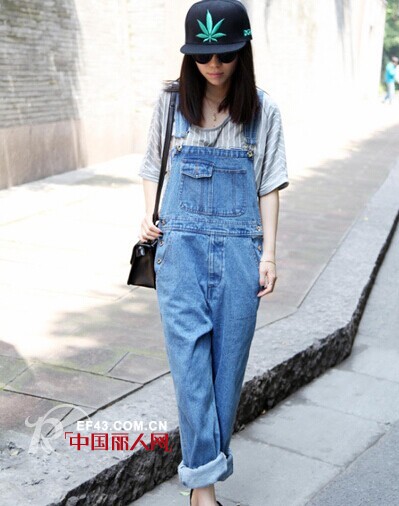 背带裤早秋时节怎么搭配?  初秋怎么搭配背带裤?  背带裤的秋日搭配技巧