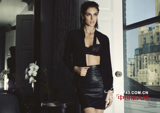 Hilary Rhoda穿性感内衣拍摄《Glass》杂志封面 Hilary Rhoda穿性感内衣拍摄《Glass》杂志封面