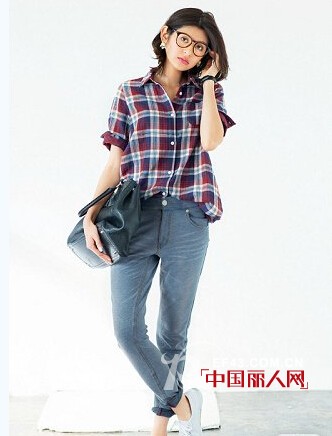 不同色彩牛仔裤的秋日时尚混搭术