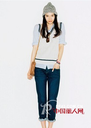 不同色彩牛仔裤的秋日时尚混搭术