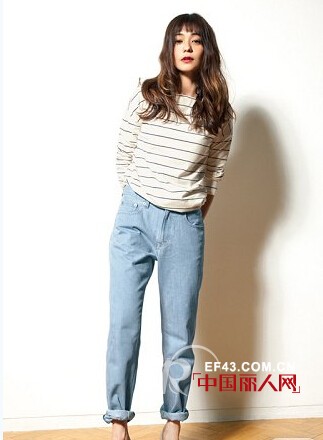 不同色彩牛仔裤的秋日时尚混搭术