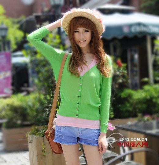 达人为你示范针织衫怎么搭配更时尚好看  亮色露腿是关键