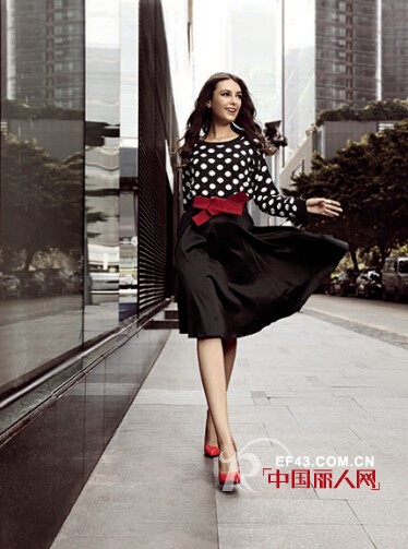 黑色半身裙怎么搭配 秋季半身裙搭配什么上衣