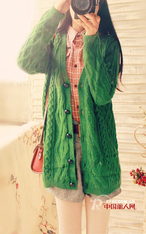 毛衣搭配 蓝色短款毛衣怎么搭配 绿色长款开衫毛衣搭配什么裤子