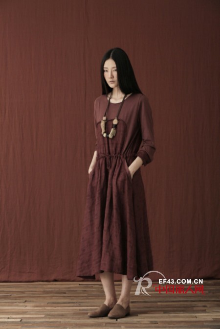 白色棉麻长袖衫怎么搭配 酒红色长袖裙打造女神范