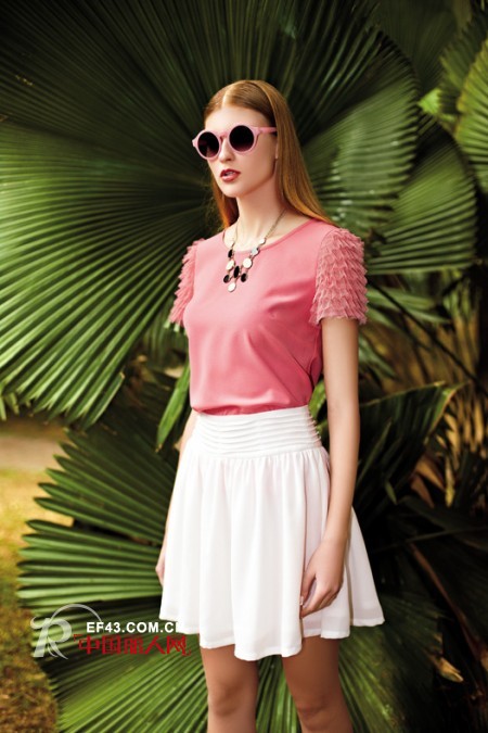 二十五左右女生穿什么红好看 西瓜红搭配白色最流行