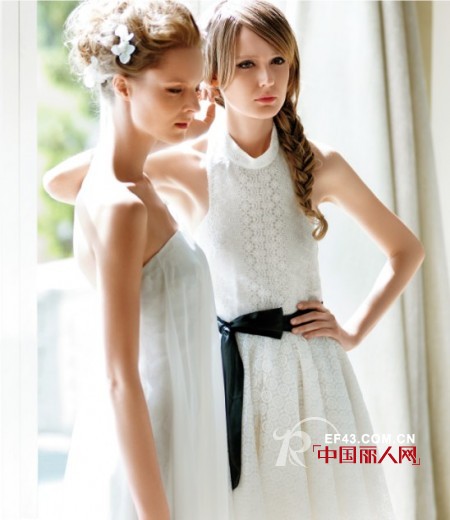 挂脖式白色连衣裙好看吗 黑色蝴蝶结腰带勾出小蛮腰