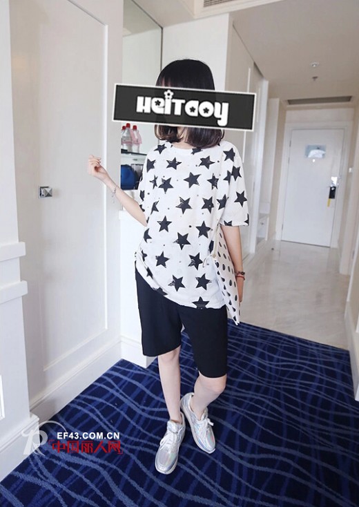 五分裤配运动鞋穿出时尚青春活力