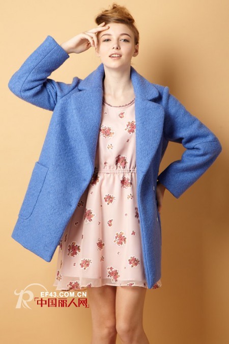 呢子外套搭配 酒红色呢子斗篷外套怎么搭配