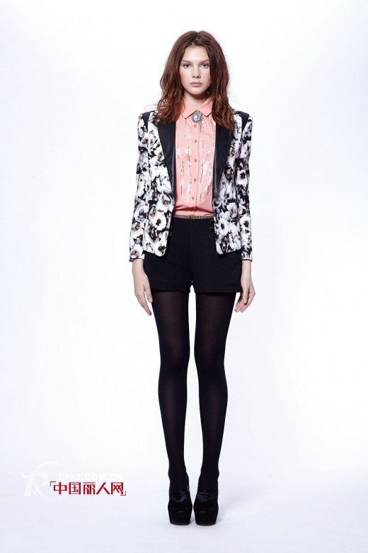豹纹小西装外套怎么搭配 数码印花小西装外套搭配粉色衬衫好看吗?