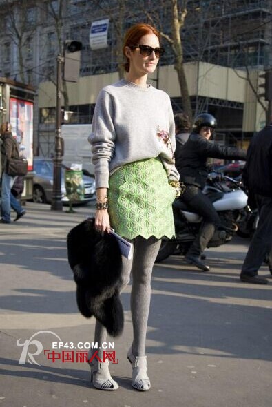 换季穿什么 时尚卫衣怎能搭配 卫衣搭配短裙初秋Chic太性感