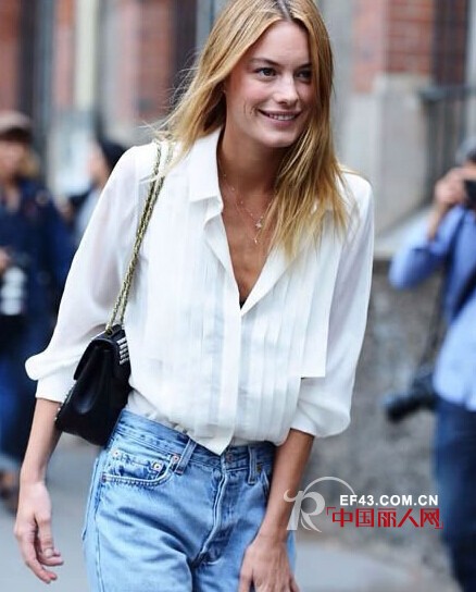 平胸女要怎么穿才有范?平胸女生服装搭配 平胸女服装怎么搭配好看