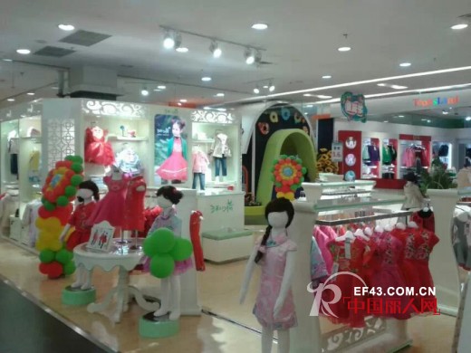 庆祝汪小荷童装大连新玛特第五家店开业
